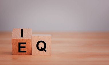 Zekice bir fikir ve akıllı duygu konsepti. EQ 'nun IQ' ya çevrilmesi ile tahta küp bloktaki hangi ekranın yazdırılacağı..