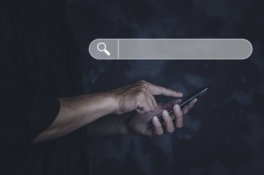 Veri Arama Teknolojisi Arama Motoru optimizasyonu. Adamın elleri, ilgilendikleri şeyi bulmak ve bilgi aramak için akıllı telefon kullanıyor. Web sitenizde Arama Konsolu kullanılıyor.