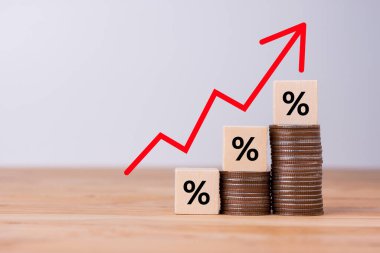 Enflasyon konsepti, kırmızı grafik oku, tahtadan bir küpün üzerindeki yüzdelik işareti FED 'in faiz oranı artışı, dünya ekonomisi ve enflasyon kontrolü, ABD dolarındaki enflasyon kontrolü,.