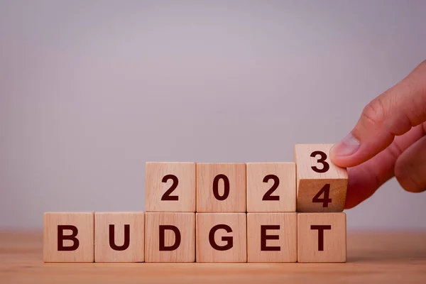 2024 Planificación Presupuestaria Concepto Asignación Mano Voltea Cubo Madera Cambia —  Fotos de Stock