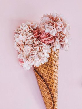 Dondurma külahı çiçekli