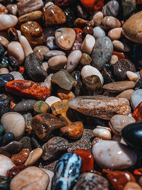 Denizde güzel renkli taşlar