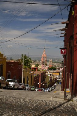 San Miguel de Allende şehir merkezindeki Quertaro binaları 