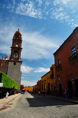 San Miguel de Allende şehir merkezindeki Quertaro binaları 