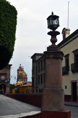 San Miguel de Allende şehir merkezindeki Quertaro binaları 