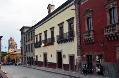 San Miguel de Allende şehir merkezindeki Quertaro binaları 