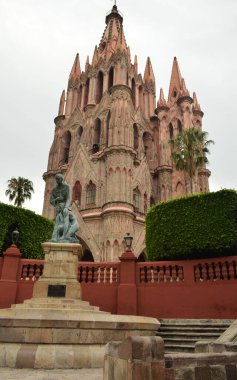 San Miguel de Allende şehir merkezindeki Quertaro binaları 