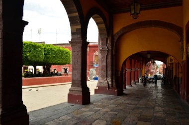 San Miguel de Allende şehir merkezindeki Quertaro binaları 