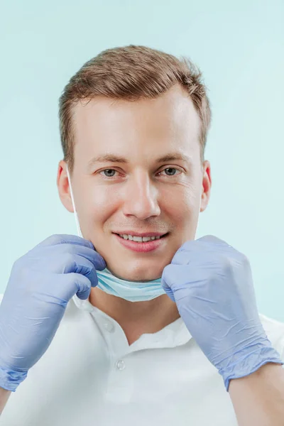 Médico Dentista Sonriendo Sin Máscara Médica Clínica Dental Sobre Fondo — Foto de Stock