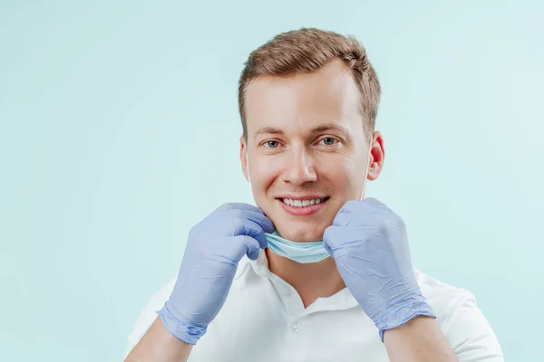 Médico Dentista Sonriendo Sin Máscara Médica Clínica Dental Sobre Fondo — Foto de Stock
