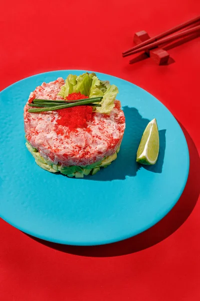 Tartar Tuna Caviar Lime Blue Pastel Color Plate Blue Red — Fotografia de Stock