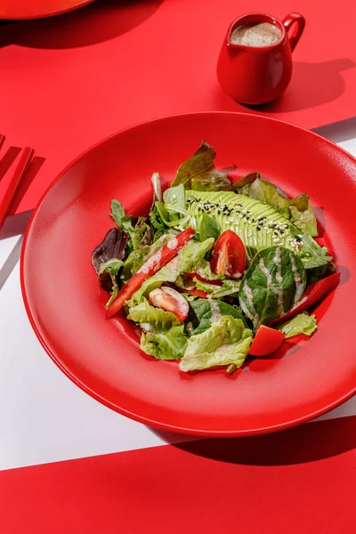 Fresh Vegan Green Salad Avocado Tomatoes Red Bell Peper Nut Fotos De Stock