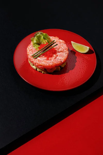 Tartar Salmon Caviar Lime Red Color Plate Black Red Background Fotos De Stock Sin Royalties Gratis