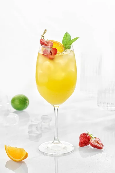 Classic Lemonade Glass White Background Mandarin Puree Philippine Lime Puree — Stock Photo, Image