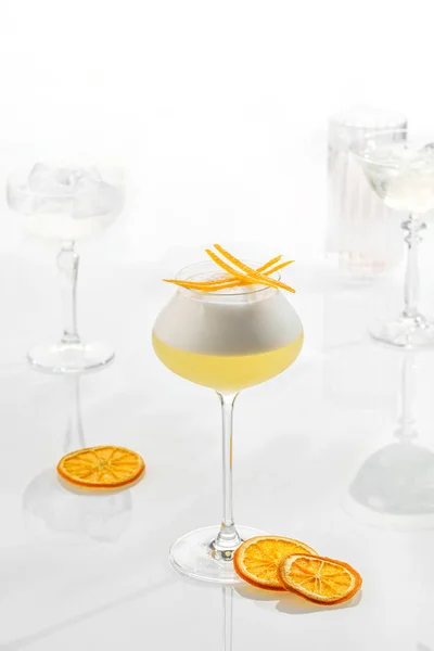 Cocktail Mix Glass White Background Alcohol Orange Peel Foam Whiskey — Stock Photo, Image