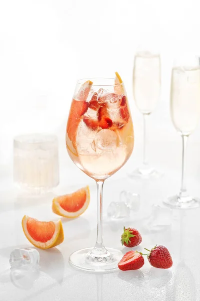 Cocktail Mix Glass White Background Gyn Vodka Mint Strawberry Fotos De Stock Sin Royalties Gratis