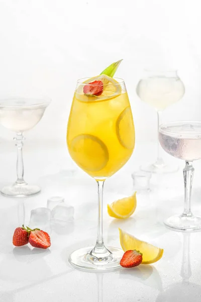 Класичний Коктейль Склянці Білому Тлі Лаймом Мандаринами Содовою Алкоголем Лимоном Стокове Зображення