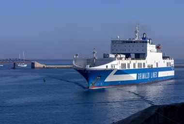 Grand Harbour, Malta - 22 Ekim 2022: Grimaldi Hatları Eurokargo Venezia RO-RO gemisi Büyük Liman Yarışı başlamadan ve limanın birkaç saatliğine kapatılmadan önce Grand Harbour 'a giriş yaptı..