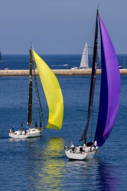 Grand Harbour, Malta - 22 Ekim 2022: Orta Deniz Yarışı 'nın 2022 sayısına neredeyse tamamen sakin koşullar nedeniyle çok yavaş bir başlangıç.