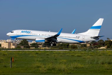 Luqa, Malta - 24 Ekim 2022: Güneşli bir öğleden sonra finallerde Air Boeing 737-8AS (REG: SP-ENT) girin.