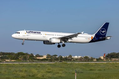 Luqa, Malta - 24 Ekim 2022: Lufthansa Airbus A321-131 (REG: D-AIRY) arka kapıda çocuklar için yayınlanan 