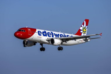 Luqa, Malta - 23 Ekim 2022: Edelweiss Air Airbus A320-214 (REG: HB-IHX) SR Technics 'e hizmet için geliyor. 