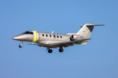 Luqa, Malta - 23 Ekim 2022: Jetfly Havacılık Pilatus PC-24 (REG: LX-PCH) Alicante 'den geliyor.