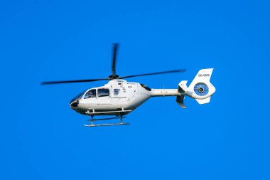 Luqa, Malta - 20 Ekim 2022: Gulf Med Havacılık Hizmetleri Eurocopter EC-135T-1 (Reg. : 9H-GMD) 31. piste iniş için geliyor.