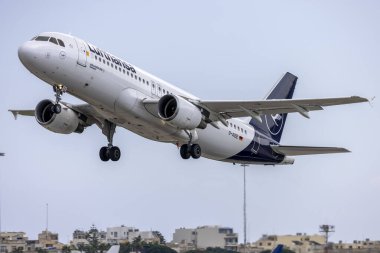 Luqa, Malta - 20 Ekim 2022: Lufthansa Airbus A320-214 (REG: D-AIZE) 31. pistten kalkıyor.