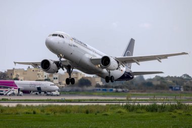 Luqa, Malta - 20 Ekim 2022: Lufthansa Airbus A320-214 (REG: D-AIZE) 31. pistten kalkıyor.