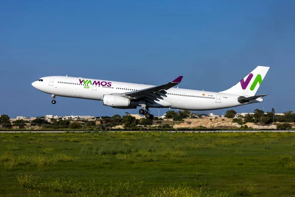 Luqa, Malta - 23 Ekim 2022: Wamos Air Airbus A330-343 (REG: EC-NOG) Amsterdam 'dan Amsterdam' a kalkan KM395 sefer sayılı uçuş.