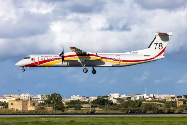 Luqa, Malta - 30 Kasım 2022: Fransa Securite Civile De Havilland Kanada DHC-8-402Q Dash 8 in final pisti 31.