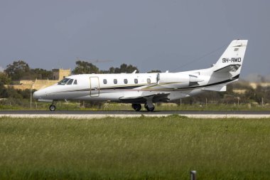 Luqa, Malta - 26 Şubat 2023: Air Charter Scotland Cessna 560XL Citation (Reg: 9H-RMD) kalkış için pist eşiğini açıyor.