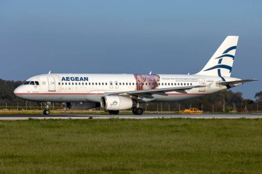 Luqa, Malta - 20 Şubat 2023: Aegean Airlines Airbus A320-232 (Reg. : SX-DVV) Akropolis Müzesini sadece iskele tarafında tanıtan çıkartma ile.