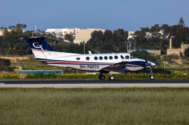 Luqa, Malta - 20 Şubat 2023: VistaJet Beechcraft B200GT Super King Air (Reg: 9H-PARTS) kalkış için 31. pistin piyano tuşlarını 180 derece çeviriyor.