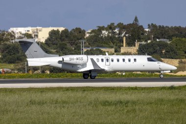 Luqa, Malta - 12 Şubat 2023: Global Aviation Learjet 45 (Reg. : 9H-MSS) Kalkış için 31. pist hizalanıyor.