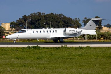 Luqa, Malta - 12 Şubat 2023: Global Aviation Learjet 45 (Reg. : 9H-MSS) Kalkış için 31. pist hizalanıyor.