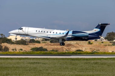 Luqa, Malta - 12 Şubat 2023: Toyo Havacılık Embraer Legacy 600 (EMB-135BJ) (REG: YR-TRO) iniş pisti 31, öğleden sonra.