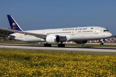 Luqa, Malta - 18 Mart 2023: Suudi Arabistan Havayolları Boeing 787-9 Dreamliner (Reg. : HZ-AR23) Yaklaşık 3 saat önce acil iniş yaptıktan sonra Malta 'dan ayrıldı..