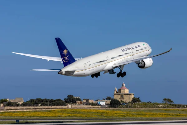 stock image Luqa, Malta - March 18, 2023: Saudia Saudi Arabian Airlines Boeing 787-9 Dreamliner (Reg.: HZ-AR23) departing from Malta after making an emergency landing about 3 hours earlier.