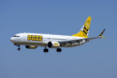 Luqa, Malta - 26 Mart 2023: Buzz (Ryanair) Boeing 737-8 MAX 200 (Reg. : SP-RZE) güneşli bir bahar öğleden sonrasında 31. piste iniyor.
