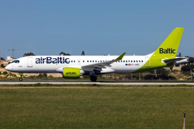 Luqa, Malta - 26 Mart 2023: Air Baltic Airbus A220-371 (REG: YL-ABK) İsviçre Hava Yolları.