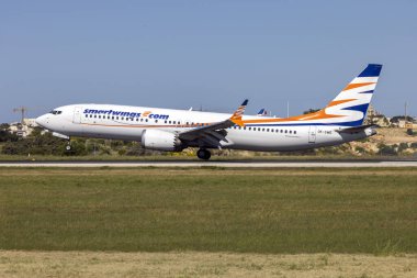 Luqa, Malta - 26 Mart 2023: Smart Wings Boeing 737-8 MAX (REG: OK-SWE) Varış pisti 31.
