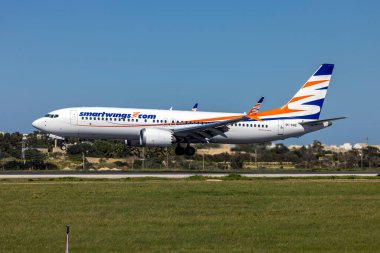 Luqa, Malta - 26 Mart 2023: Smart Wings Boeing 737-8 MAX (REG: OK-SWE) Varış pisti 31.