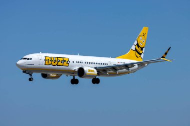 Luqa, Malta - 26 Mart 2023: Buzz (Ryanair) Boeing 737-8 MAX 200 (Reg. : SP-RZE) güneşli bir bahar öğleden sonrasında 31. piste iniyor.