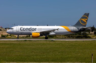 Luqa, Malta - 26 Mart 2023: Condor Airbus A320-214 (REG: D-AICR) Frankfurt 'a dönüşünde.