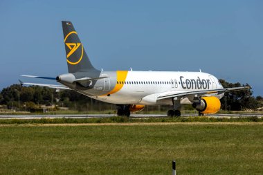 Luqa, Malta - 26 Mart 2023: Condor Airbus A320-214 (REG: D-AICR) Frankfurt 'a dönüşünde.