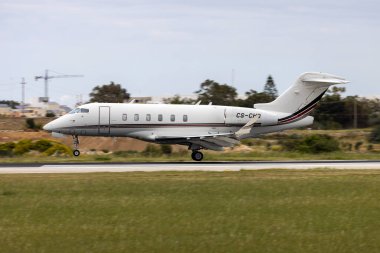 Luqa, Malta - 5 Nisan 2023: NetJets Bombardier Challenger 350 (BD-100-1A10) (REG: CS-CHD) Londra Biggin Hill Havaalanı 31 no 'lu iniş pisti.