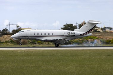Luqa, Malta - 5 Nisan 2023: NetJets Bombardier Challenger 350 (BD-100-1A10) (REG: CS-CHD) Londra Biggin Hill Havaalanı 31 no 'lu iniş pisti.
