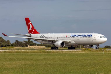 Luqa, Malta - 3 Nisan 2023: Türk Hava Yolları A330-303 (REG: TC-JOA), Ouagadougou, Burkina Faso 'ya doğru yola çıktı..